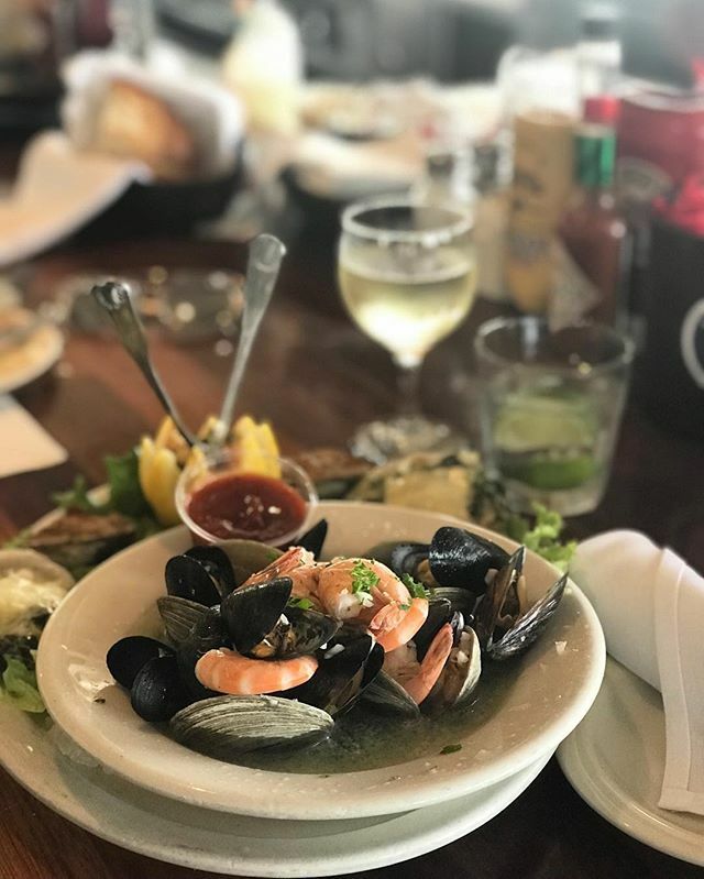 brophys's tweet image. 🌊🍤 Santa Barbara eats with a view - #SantaBarbaraHarbor #SantaBarbara #SantaBarbaraCA #Cocktails #ExploreSB #SeeSB #Eeeeeats #VisitSB 📸@stephwtfever ift.tt/2rCsHuG