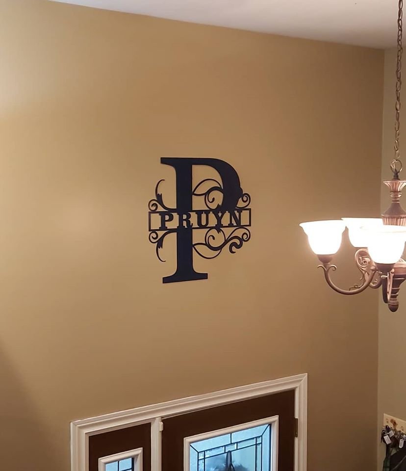 Pictures of Christmas gifts received are starting to come in!! The #Pruyn family loves their monogram sign, now proudly mounted in their home.
#familyiseverything
#CustomOrders
#SteelingYourVisions
fiercemetalworks.com
#YQG #WindsorEssex