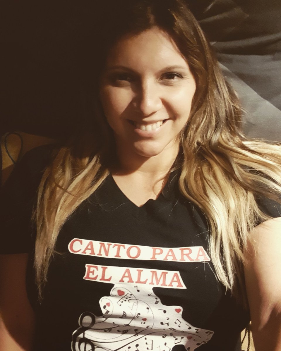 ale_tuitera's tweet photo. Cuando faltan menos de 26 horas para el próximo año, yo ya tengo la polera de mi proyecto 2020 "Canto para el alma".
❤❤❤❤❤
#tallerdecanto #clasesdecanto #maestradecanto #aprenderacantar
#interpretacion #profealetuitera https://t.co/Gdmfw1NeOd