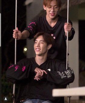 tawan6er's tweet photo. 𝐇𝐁𝐃 𝐭𝐨 𝐦𝐲 𝐟𝐫𝐢𝐞𝐧𝐝 𝐌𝐚𝐫𝐤 —🧸
วันเกิดปีนี้ ขอให้มึงมีความสุขนะ 
ขอให้มึงเป็นเพื่อนที่ดีของกูแบบนี้ไปเรื่อยๆ เหนื่อยอะไรก็มาบอก กูพร้อมฟังเสมอนะ ปีนี้ไม่มีเงินให้ของขวัญมึงหรอกนะ เอาใจกูไปแทน เพราะงั้น เอาของขวัญมาให้กู .แบมือรอรับ (อย่าลืมพากูไปบ้านมึงบ้างนะ🥳) https://t.co/JKPSv6hO6A