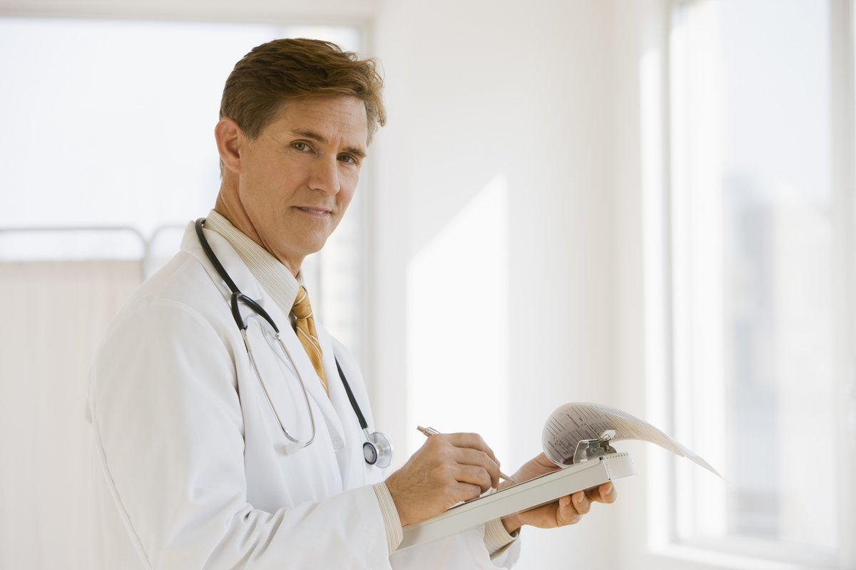 Лицо доктора. Врач мужчина. Лицо доктора. Стетоскоп врача. Лицо доктора.