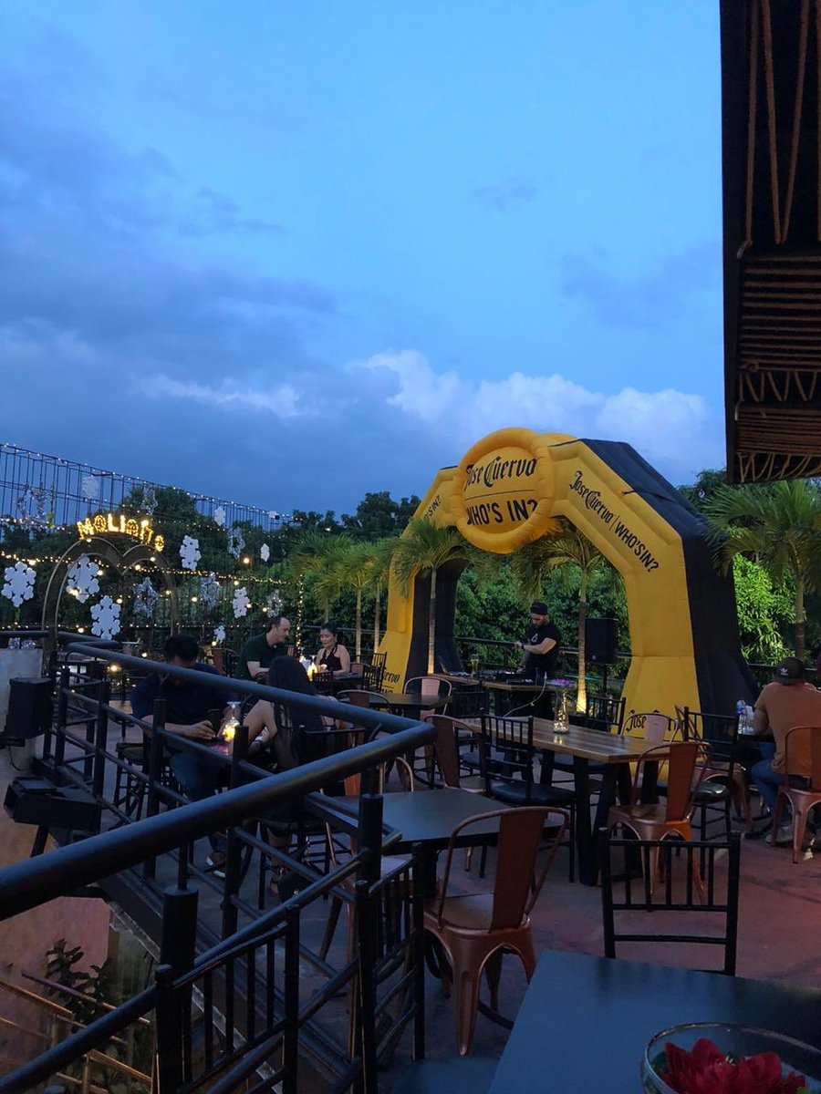 molinitorest's tweet photo. #sunsetparty 🍸🍹
🎶 La estamos pasando bueno, la estamos pasando bueno 🎶
En tu #Terraza @molinitorest
..
.. Ven con tu combo #chevere
..
🍹#Headbartender 🎶 #dj @mariocorredor__ @andersonmarquezmusic
#music #electronics #dj #restaurant #musicaelectronica #cucuta #soundesign https://t.co/lRsccIKYpR