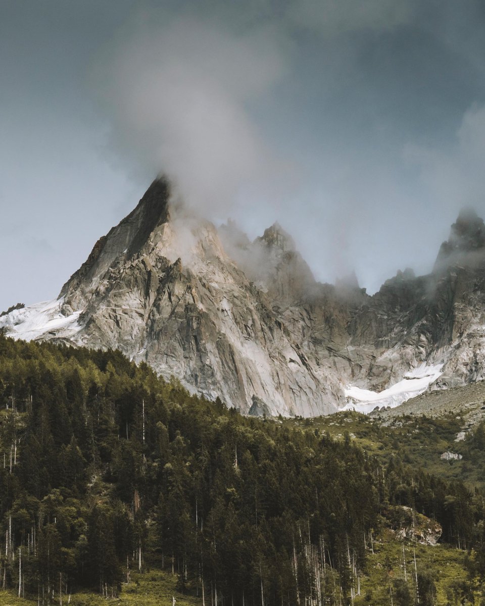 FlexibleFuture's tweet photo. A storm begins gathers around Mont Blanc, the highest summit in the Alps. Do you take the sign aa a reason to go home for the day, or do you stay to face what Mother Nature has in store for you?
#Chamonix #france #mountains #explore #outdoors #photooftheday #traveling #Blanc https://t.co/Av694uyFBP