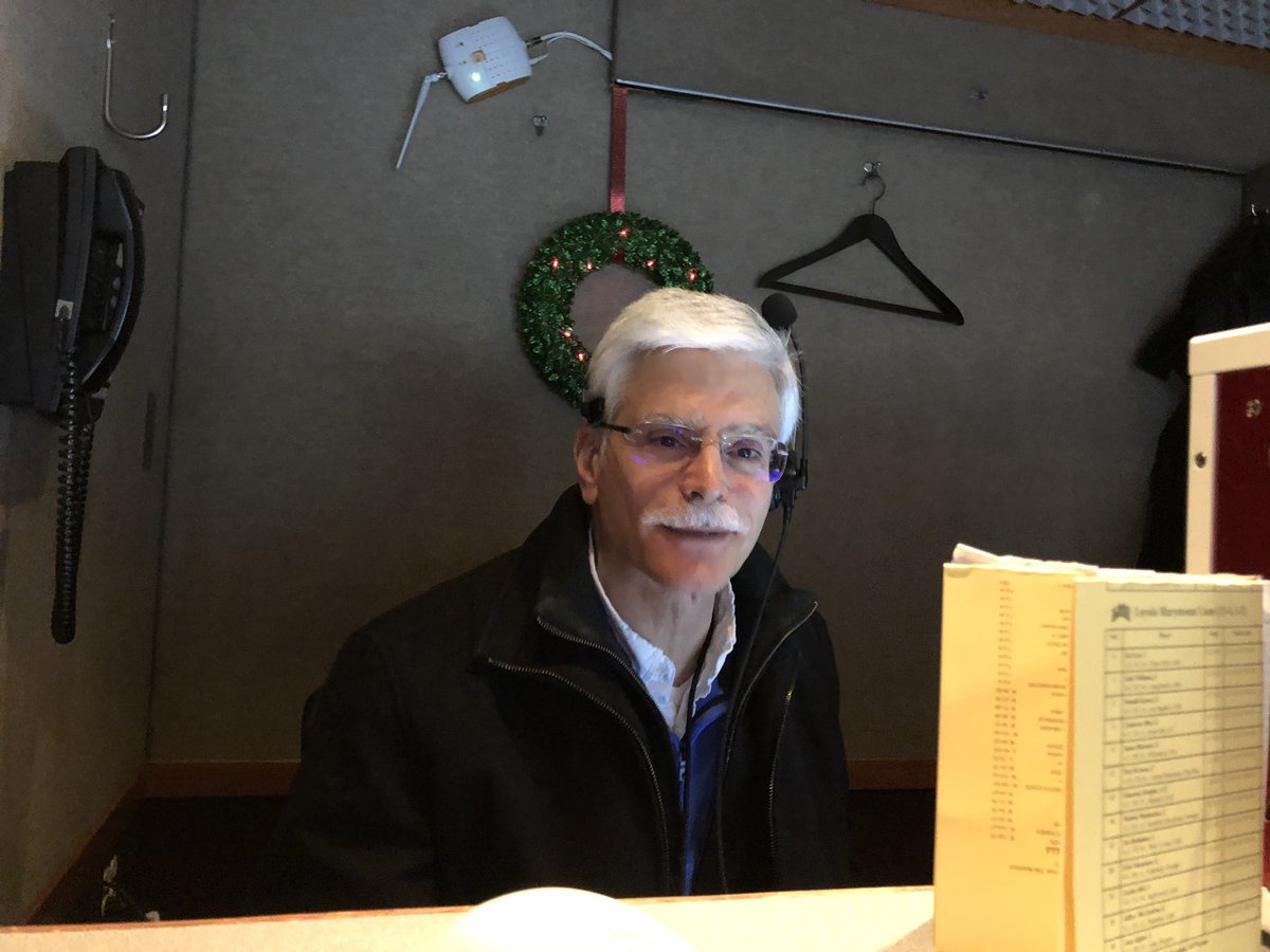 skeeterbuggins's tweet image. Back to the grind after being sick and having the holidays!  Today, it’s Gonzaga Men's Basketball!  Always fun times with this crew! 🙂 #tvlife #tvgraphics #whereiroot #gozags #skeeterbuggins