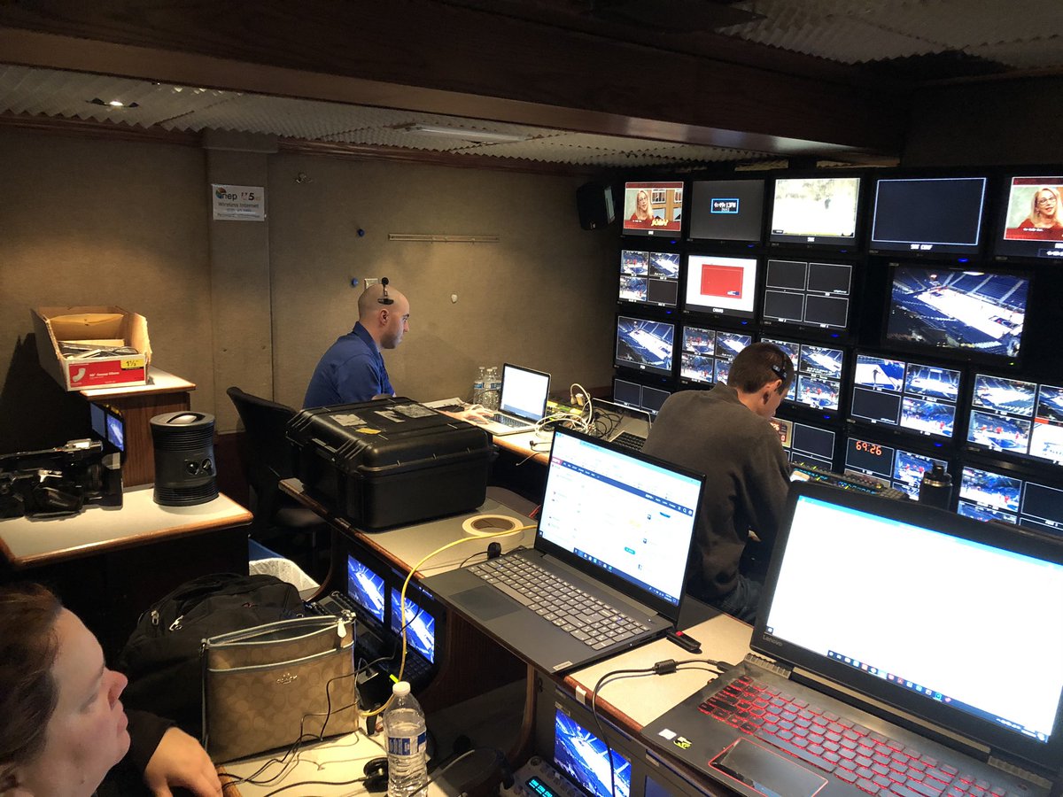 skeeterbuggins's tweet image. Back to the grind after being sick and having the holidays!  Today, it’s Gonzaga Men's Basketball!  Always fun times with this crew! 🙂 #tvlife #tvgraphics #whereiroot #gozags #skeeterbuggins