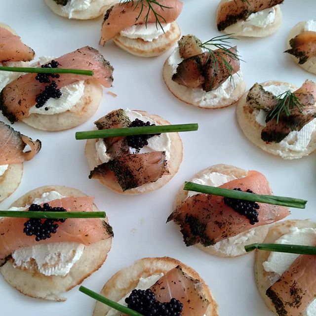 finding_feasts's tweet photo. Kick start your NYE celebrations with these very simple smoked salmon gravlax blini with cream cheese and chives, topped with caviar.
.
#nye2020 #findingfeasts #celebrate #partyfood #fingerfood #smokedsalmon #gravalax #nyefood #recipesbybella #blini #coc… https://t.co/eD8JVxzOlU https://t.co/XdapzzvEUR