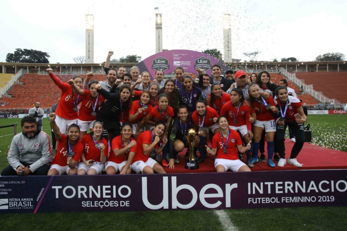 dtacotv's tweet photo. ¡HORA DE BALANCES!

El 2019 quedará marcado en la historia de #LaRojaFemenina, la participación en el #MundialFemenino, la copa en el #TorneoUber de #Brasil y la posición histórica en el #RankingFIFA

👀Acá les traemos un resumen ➡️https://t.co/LiO3qrwSCj

📷Comunicaciones #ANFP https://t.co/bmVFFwCbCf