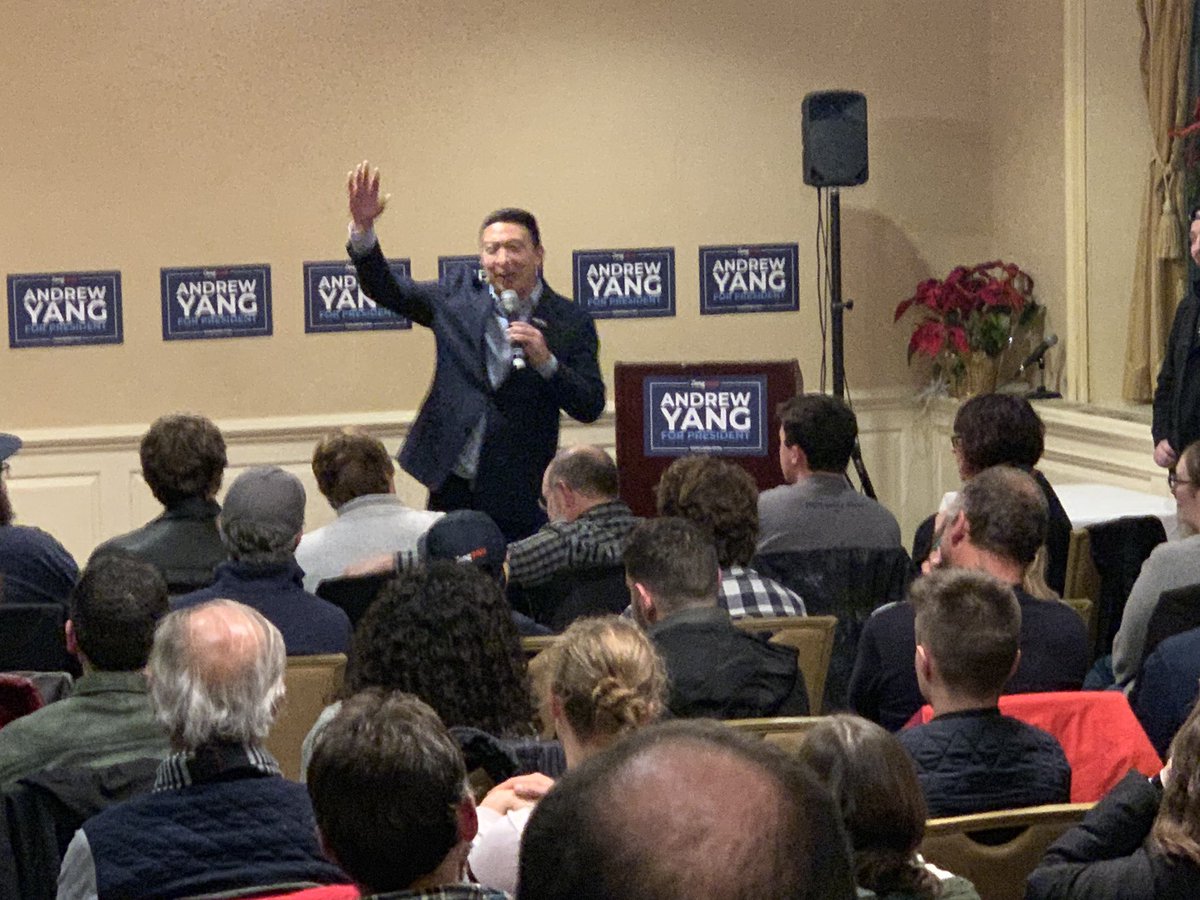 Zohreen's tweet photo. .@AndrewYang just surpassed his 1,000,000th donation according to campaign manager @Zach_Graumann, who slipped him a note. 

Yang made the announcement during his town hall in #Exiter, New Hampshire https://t.co/7p90gp3W4w