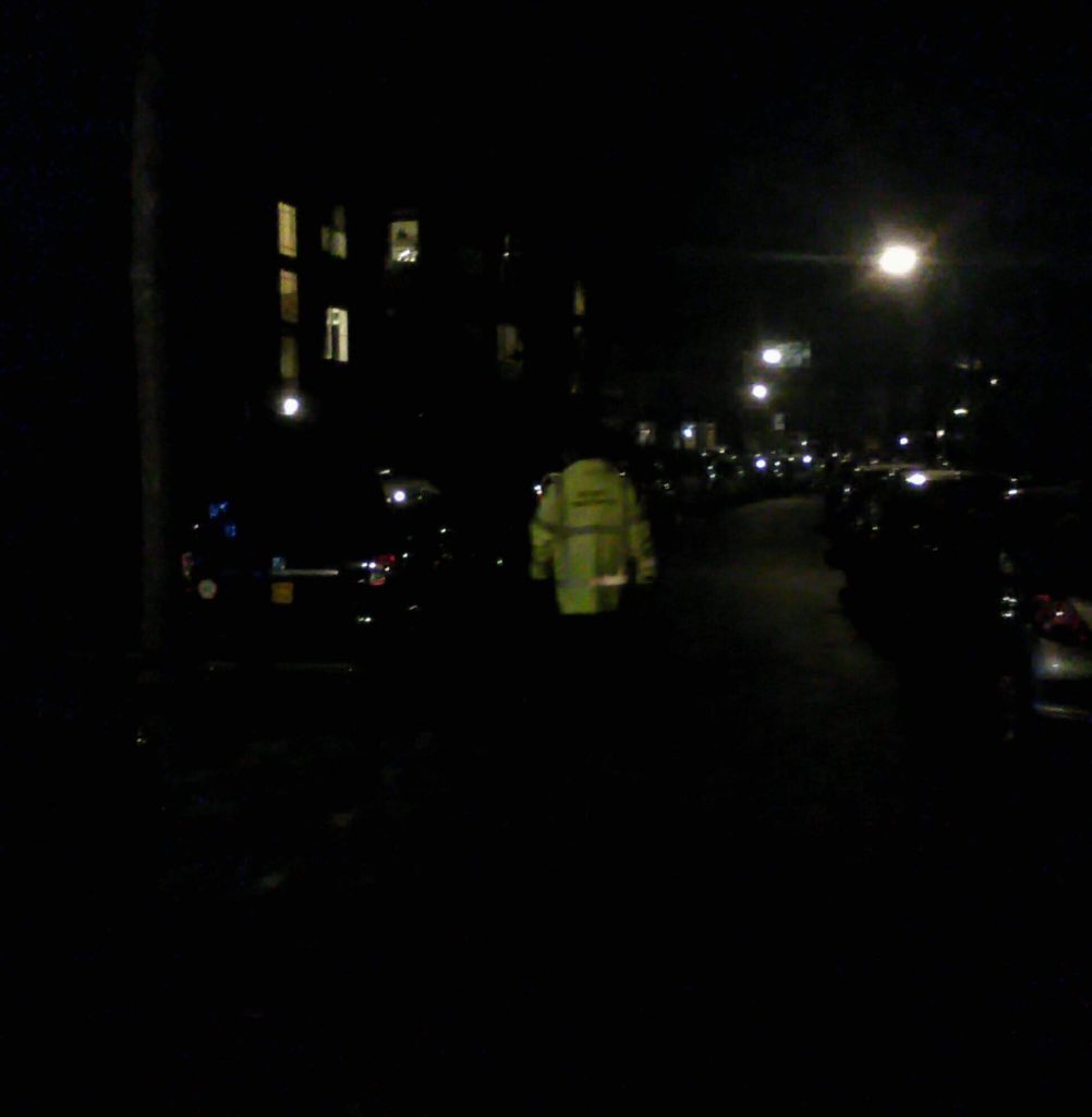 Daar lopen ze weer door de wijk.... de #vrijwilligers van het #buurtpreventieteam #oudrijswijk. In koppels van twee houden zij een oogje in het zeil. #samenwerkenaanveiligheid #rijswijk