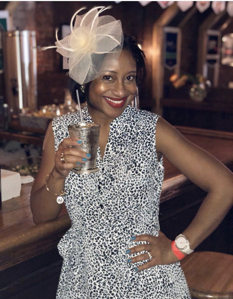 PhebesNYC's tweet photo. Ready to end the decade in style? Join us for NYE ‘19. We’ve got a DJ spinning all the hits from the last year, plenty of hats, noise makers, glits and glam. $10 cover on the door. Bubbles at midnight! 🥂🍾 https://t.co/GI7SfaZySG