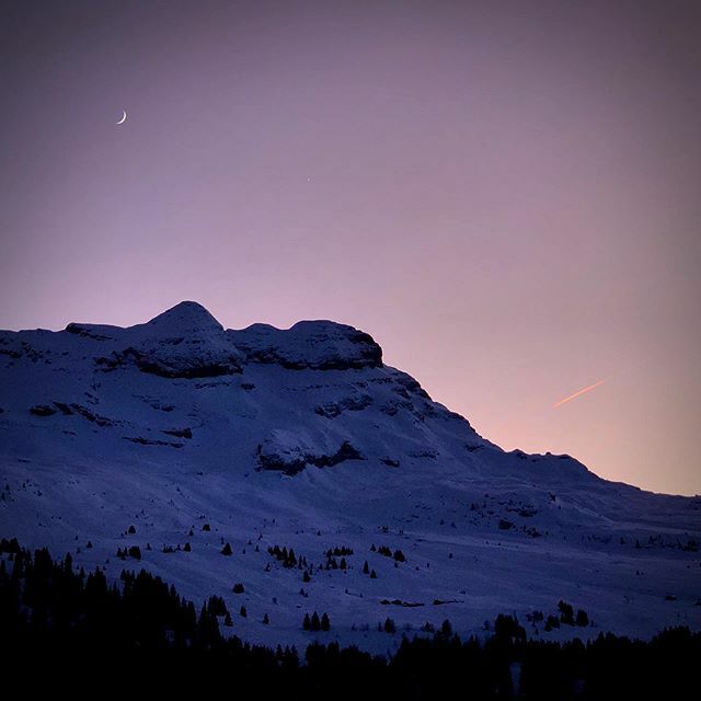 _bendavies's tweet photo. Sunset and moonrise over the mountains. #flaine https://t.co/K1SWAAvVg2 https://t.co/TvODn5HFP3