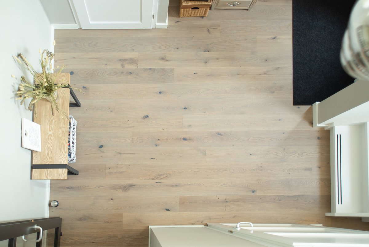 Bauwerk Casapark Eiken Sasso, geborsteld en geolied.
__ 
#architecture #house #retro #wood #furniture #room #apartment #interior_design #indoors #parquet