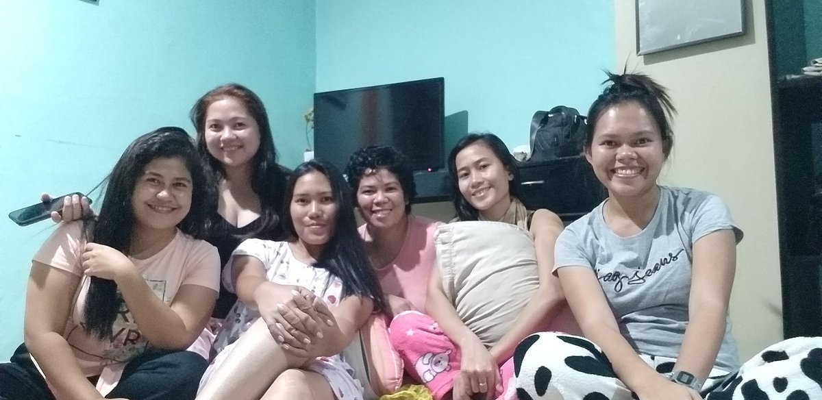 iamleslat28's tweet image. Sleep over with one of my fav pipols😂🤣😘😍💖 #Krakatau #SocStud #FriendshipForLife 💕
P.S. insert mangkay, yan2x and the 3 boysss😁