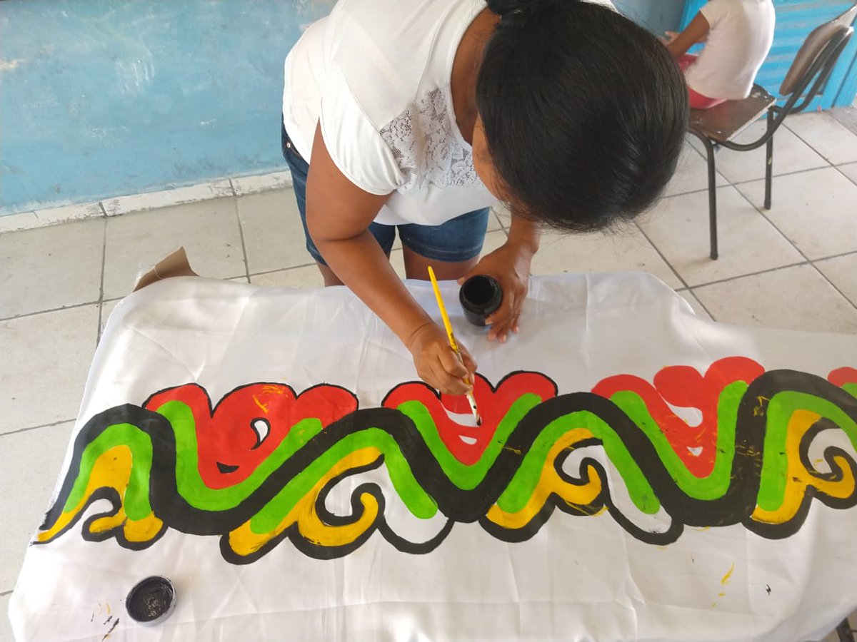 Ipedioficial's tweet photo. A missão do Ipedi na Terra Indígena Kadiwéu foi acompanhar as atividades de fim de ano do projeto “Nadinaghajetedi Ejiwajegi (pinturas do povo kadiweu)”, que mobiliza artistas indígenas locais para ensinar o grafismo Kadiwéu para crianças da comunidade.
#OutraParada2019 #OP2019 https://t.co/lwmHY1Llti