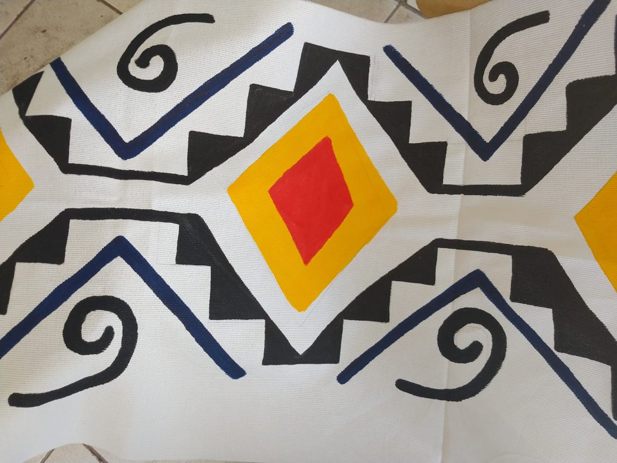 Ipedioficial's tweet photo. O grafismo Kadiwéu é uma forma notável da expressão de sua arte. Hábeis desenhistas estampam desenhos minuciosos e simétricos. No passado, a pintura corporal marcava a diferença entre nobres, guerreiros e cativos.
#OutraParada2019 #OP2019 #BF2019 #BFapoio2019 #Ipedi https://t.co/k7anMyNllZ