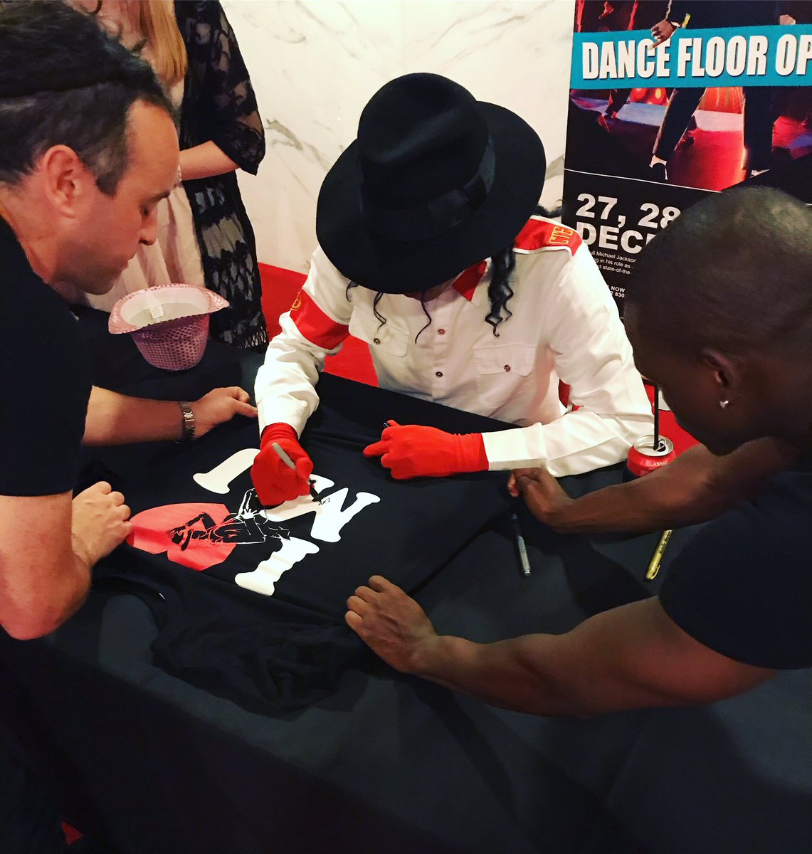 About to sign off 2019! Thank you to every single person for supporting the us from near and far, we appreciate you joining us along our touring journey. What an epic decade of the #mjhistoryshow! We love you all 🙏🏽🎉🎶❤️
#michaeljackson #grateful #goodbye2019 #goldcoast #nye