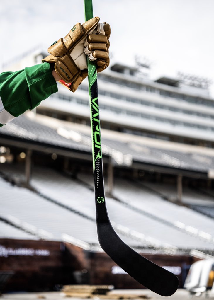 BauerHockey's tweet photo. Introducing the VAPOR FlyLite: Seguin Edition - a custom stick designed for @tseguinofficial for the 2020 #WinterClassic. 

See it on the ice at Cotton Bowl Stadium on New Year’s Day! https://t.co/bFx2mpSC9G