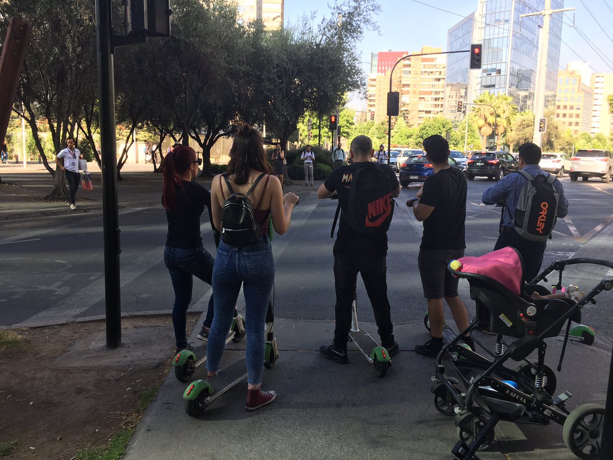 #AHORA A de Córdova con los militares. 5 scooters eléctricos apartados a toda velocidad. Hasta cuándo <a href="/LavinJoaquin/">Joaquín Lavín</a> ? Cuánto más tenemos que soportar los peatones en Las Condes? <a href="/Muni_LasCondes/">Las Condes</a> <a href="/mpf_oficial/">Peatones Furiosos</a> <a href="/jgonzalezgonzi/">Jorge Gonzalez</a>