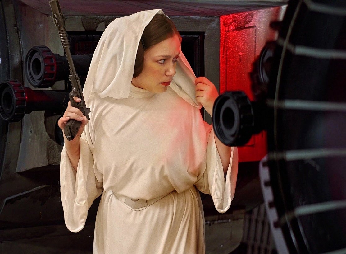 RoyalOwlRose's tweet photo. Sneaking into the new year like... #leia #leiacosplay #princessleia #princessleiacosplay #carriefisher #carrieon #forcarrie #starwars #starwarscosplay #cosplay #anewhope #rebellegion #blueridgebase @starwars https://t.co/hGPUA90GXW