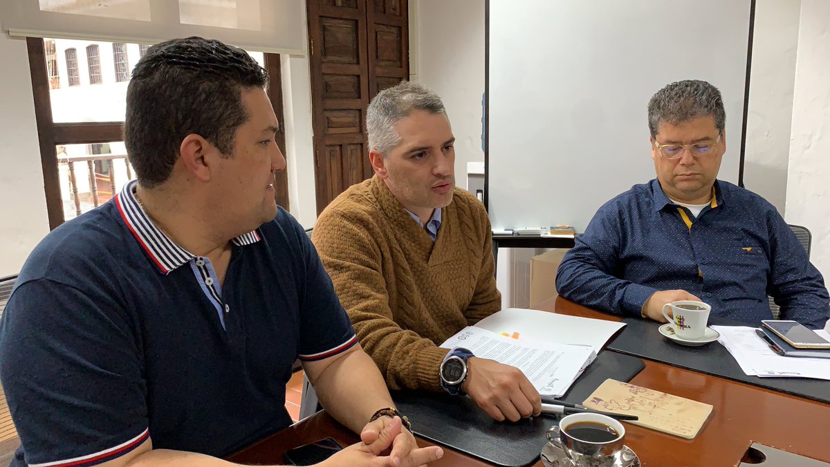 AndresJRendonC's tweet photo. En nuestro último consejo de seguridad, el número 204, nos acompaña el alcalde @Rodrigohal. Hacemos seguimiento a los hechos delictivos y resaltamos disminución superior al 50% en los homicidios. Queda el reto de combatir mucho más el hurto a comercio y residencias. ¡Cumplimos! https://t.co/Hq0u5bnDwJ