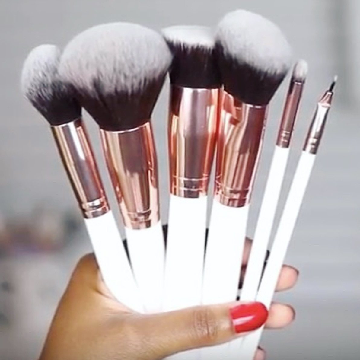 You can never have too many makeup brushes 😘 Not only are these Peach and Pearl Brushes’ brushes soft but also aesthetically pleasing! 50% OFF starting tonight at 9pm ET — gravy.live