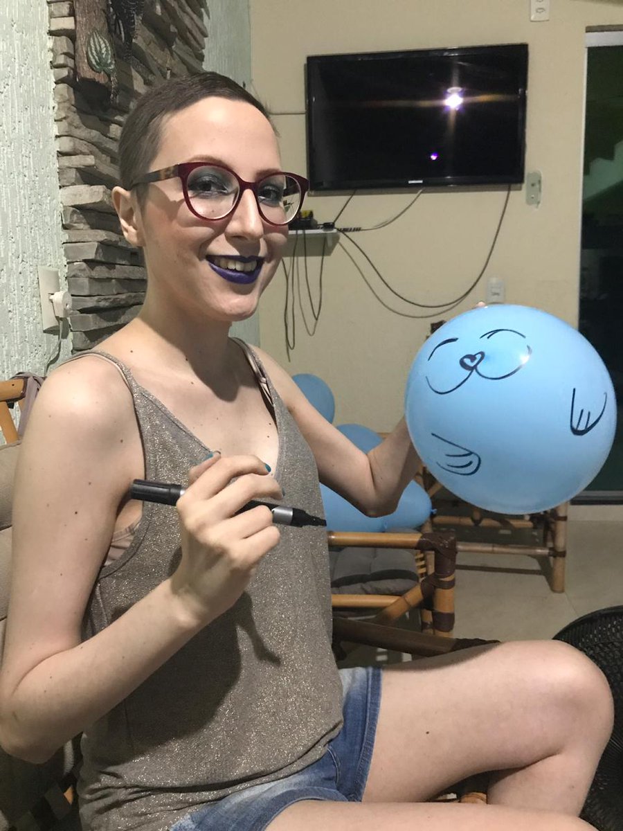 phophoca's tweet photo. #matteroyal se o batom vermelho é o melhor amigo da mulher, o azul então... https://t.co/6soM2HOIW3