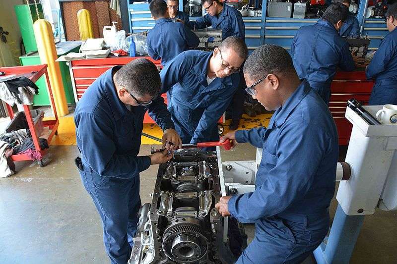 Hopkinsville Community College in Kentucky offers 8 different diesel tech certificate programs to prepare students for various diesel mechanic jobs. Learn more on Diesel Tech Jobs!
🔧 bit.ly/36d0nOB

#DieselTech #DieselMechanics