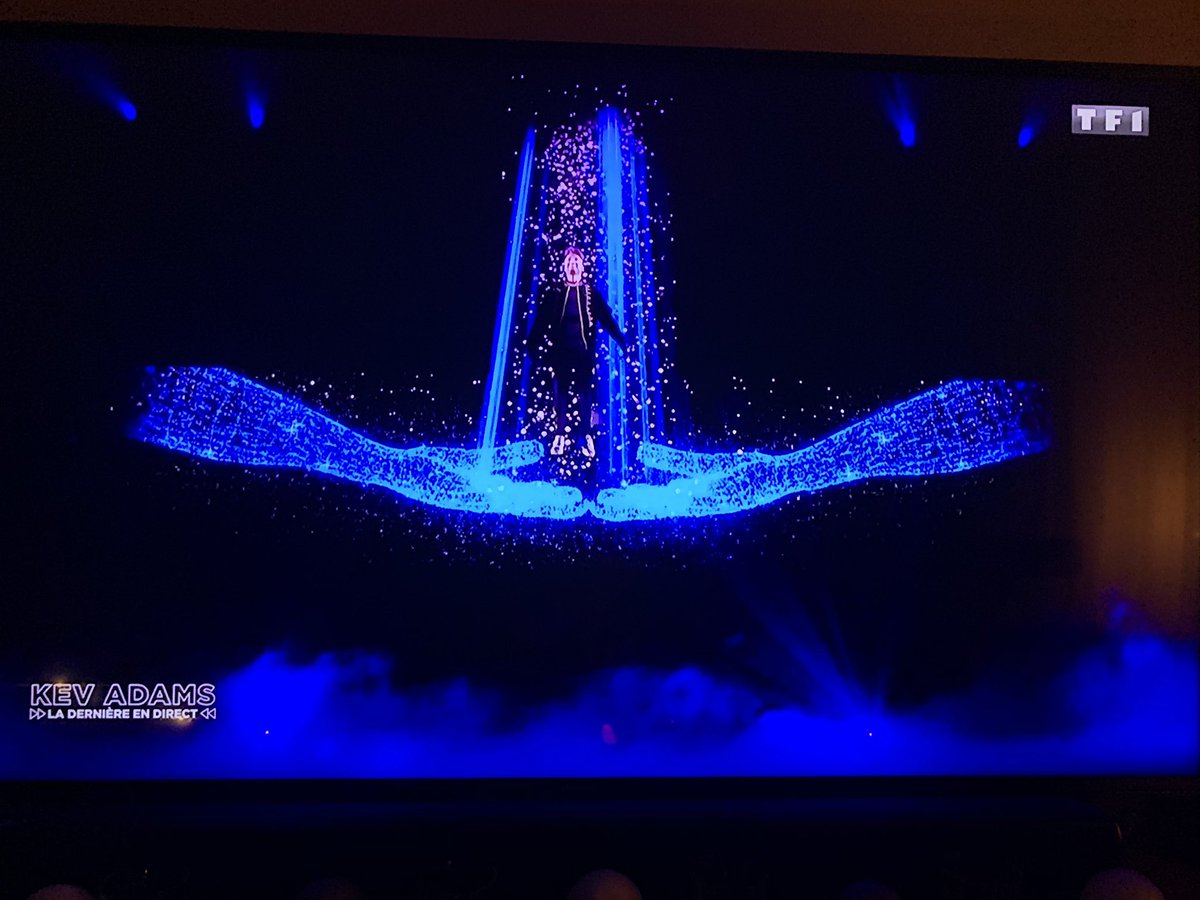 Lololadeglingo's tweet photo. Et là, t’a les larmes qui coulent 😢 Merci pour ce moment @kevadamsss #KevAdamsEnDirect mais en replay 😜 https://t.co/Tvk84oysen