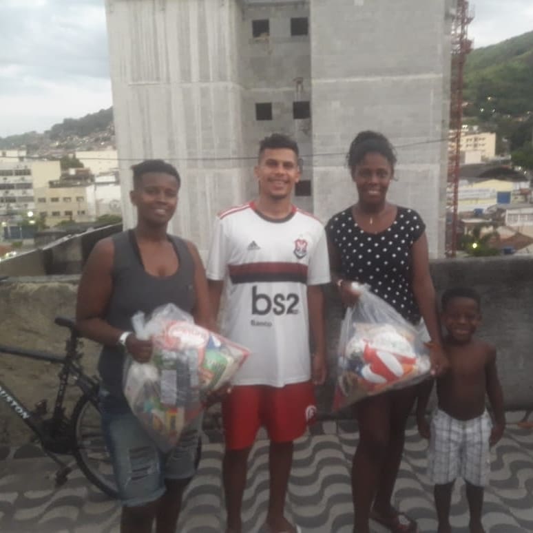 AlexFreitas1212's tweet photo. Sonho realizado, sou muito grato por ter conseguido distribuir 20 cestas basicas pra famílias que precisam, sou mt grato a Deus por fazer 20 famílias felizes no fim de ano, ano q vem quero triplicar essas cestas. Com o pouco a gente transforma em muito pra outras pessoas! Grato❤ https://t.co/vZiTjTmu54