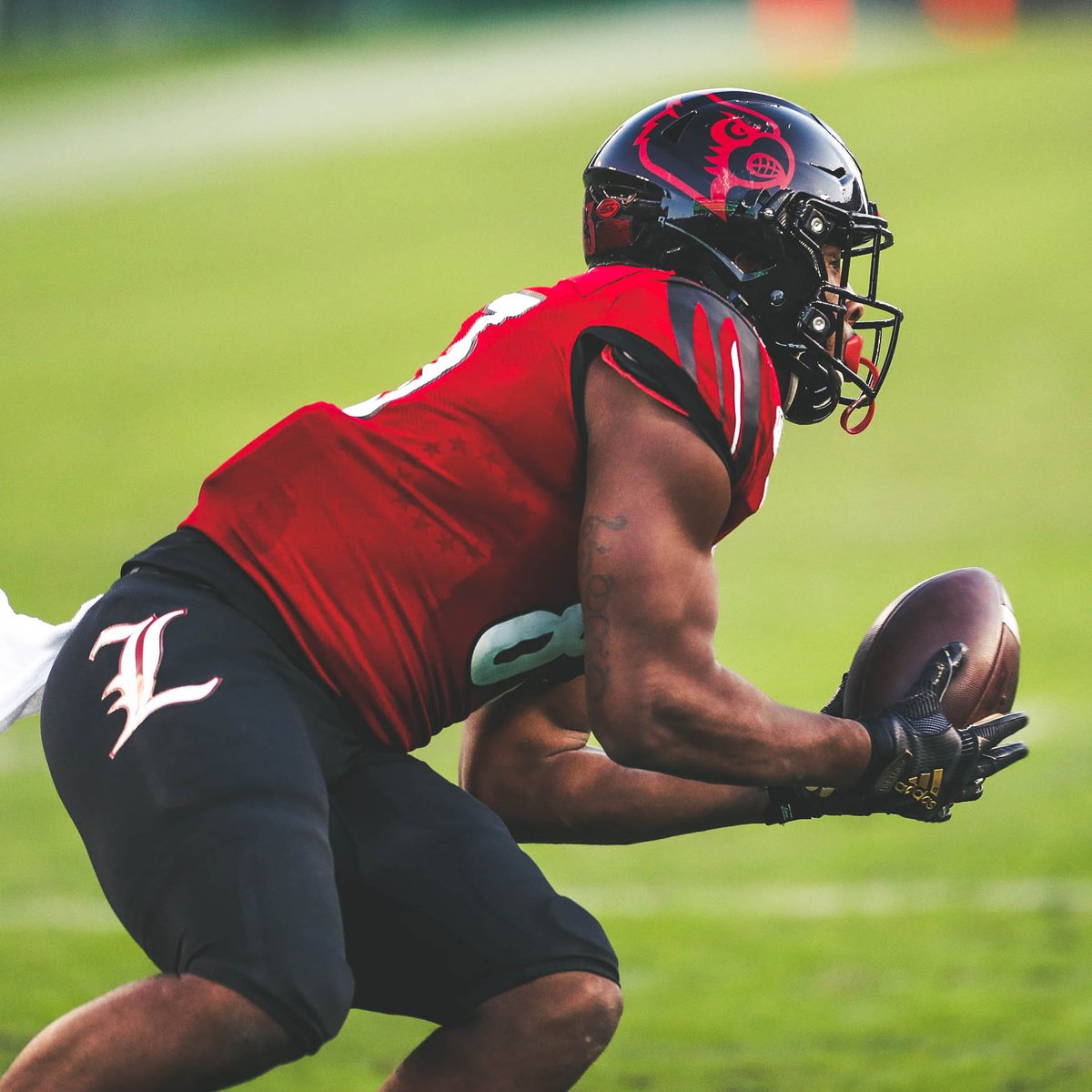 LouisvilleFB's tweet photo. Tutu's To-Do List:
✔️ Throw the TD pass
✔️ Celebrate

#GoCards https://t.co/rLouNHCUZc