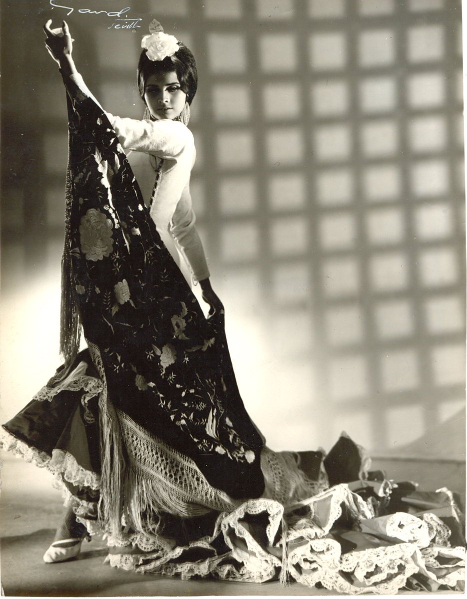 60 ANIVERSARIO DE LINA 1960
En 1961 Lina, muy pronto comenzó a realizar modificaciones al diseño de sus trajes de flamenca:
Alargo el corte de cuerpo, bajo el largo de la falda hasta el tobillo, cerro la apertura de la axila e incorporo el mantoncillo como complemento del traje.