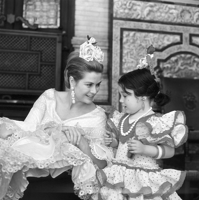 60 ANIVERSARIO DE LINA 1960
En 1966 reciben un importantísimo encargo por parte del Ayuntamiento de Sevilla, confeccionar en un día un traje para la Princesa de Mónaco Grace Kelly. Las medidas se las toman en su habitación del Hotel Alfonso XIII y la visten al día siguiente.