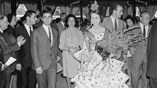 60 ANIVERSARIO DE LINA 1960
En 1968 trasladan su taller a una casa palacio, obra
del arquitecto Juan Talavera Heredia, en el barrio de Santa Cruz.
Este año con ocasión de la visita de los entonces todavía Príncipes de España, reciben el encargo de vestir a la Princesa Sofia.