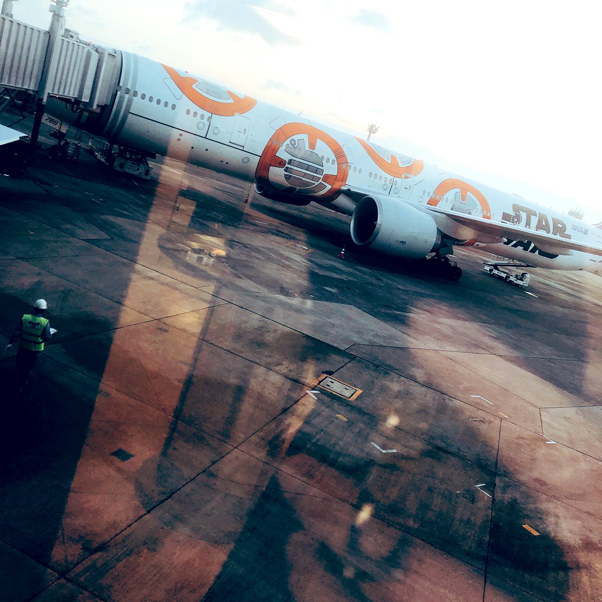 eeeeeemili's tweet photo. やっと年末って気分、
神戸行って東京行って
久しぶりの海外
ひたすら喫煙所にいすわってる https://t.co/ToPvivAmRS