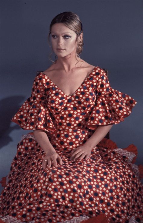 60 ANIVERSARIO DE LINA 1960
En 1969 confecciona para Pepa Flores, Marisol, un traje para lucirlo en la película "Carola de día, Carola de noche" dirigida por Jaime Arguiñán.