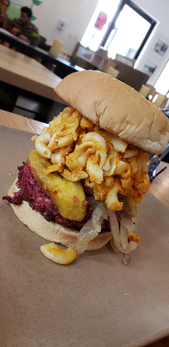 TheSquareEnix's tweet photo. Last time we ate at @TheVShops.
Comfort foods for days.
#VegansEatGrass #RabbitFood #GoodAssComfortFood https://t.co/vJwlixUQ1H
