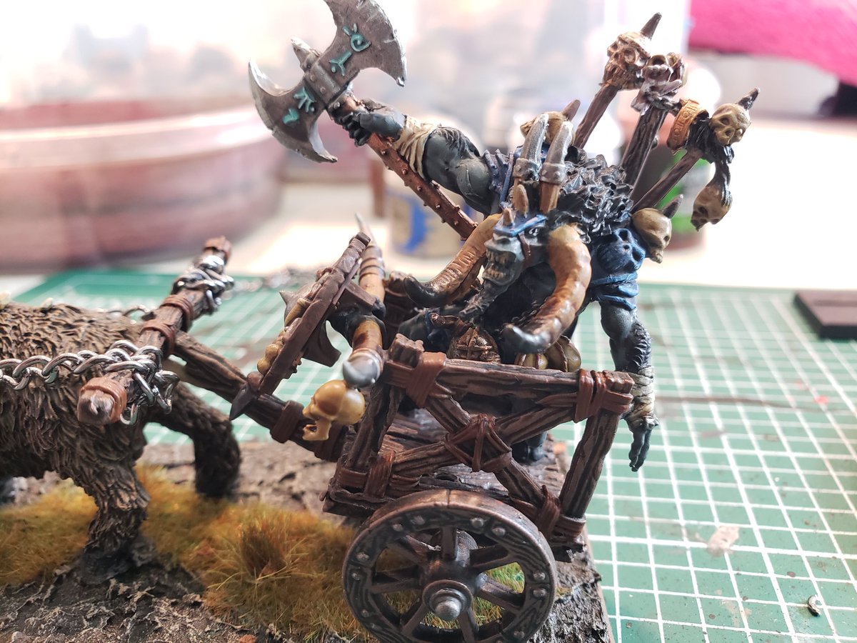 UndeadLegions17's tweet photo. Beast Lord on razorherd chariot is now complete. I freaking love this model! #Beastherds #T9A https://t.co/1WfOf9qkvC