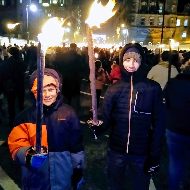 stewbentley's tweet photo. Great day and night in Edinburgh at @TheLionKing and the TorchlightProcession #EdHogmanay @LouBent09295789 @BentleyEwan https://t.co/r7d5BjJWS2