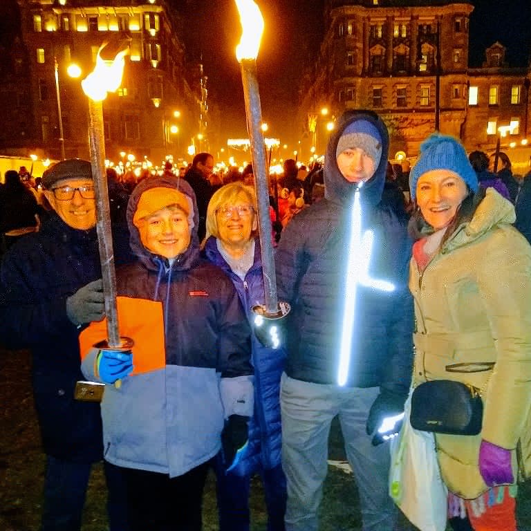 stewbentley's tweet photo. Great day and night in Edinburgh at @TheLionKing and the TorchlightProcession #EdHogmanay @LouBent09295789 @BentleyEwan https://t.co/r7d5BjJWS2