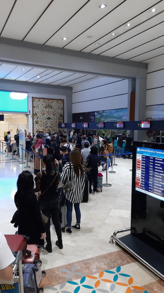 Dear <a href="/AirAsia_indo/">AirAsia Indonesia</a> antrian sdh segini banyak tlg buka semua counter. Tks