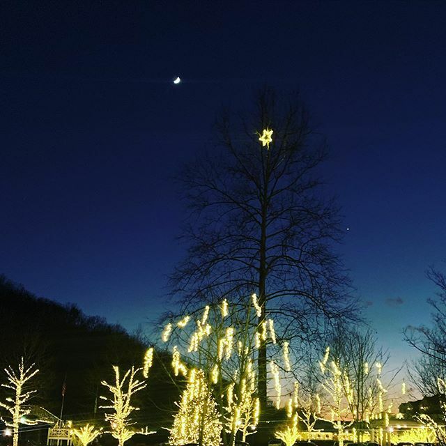 bmccal's tweet photo. Moon and star ⭐️ https://t.co/bYzLdZ5DlX https://t.co/mSHCppFNgI