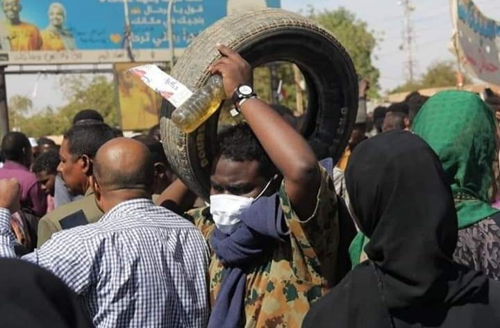 الحكم عادل.. بأمر الثوار!

#قصاص_احمد_الخير
#ذكرى_ثورة_ديسمبر 
#عام_ثورة_ديسمبر_الاول