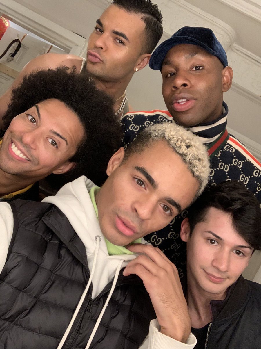 LaytonWilliams's tweet photo. Look who came to visit! ❤️💋❤️ https://t.co/h3UBubOC8h