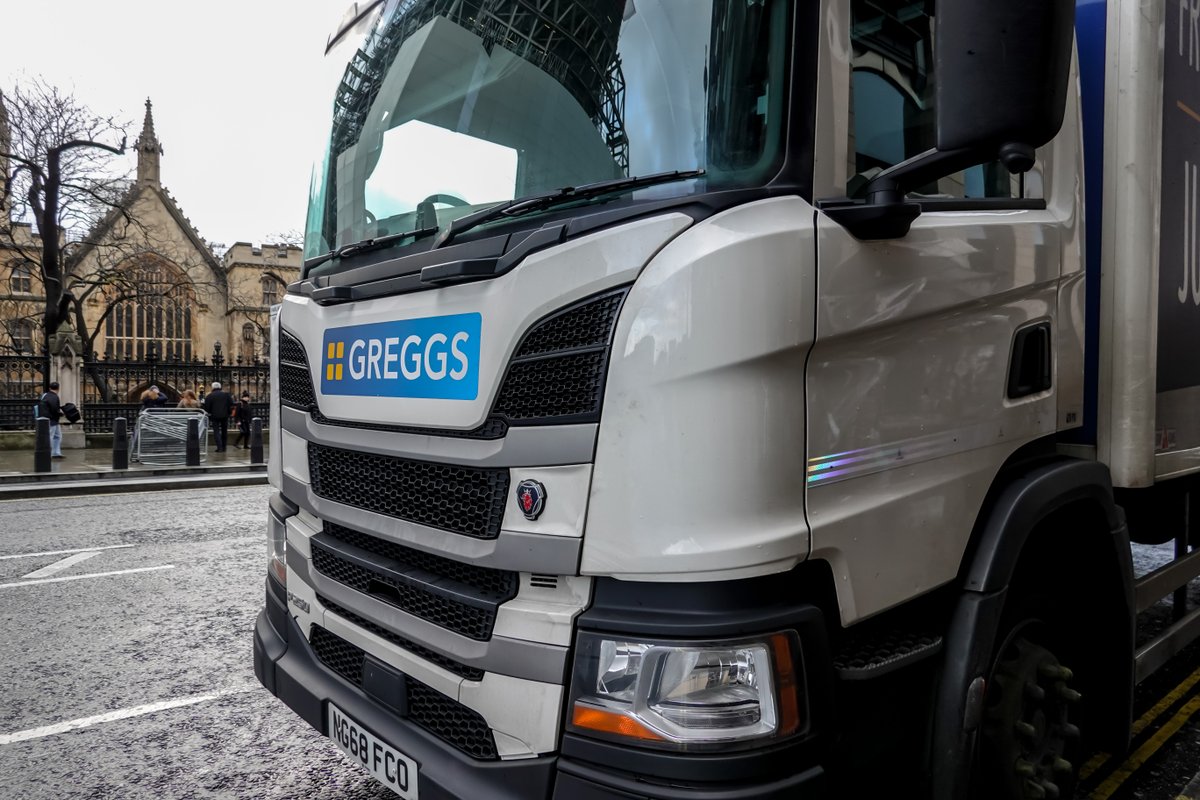 len_lemon_uk's tweet photo. A Scania P series with Thermo King refrigerator, distribution lorry for Greggs, is spotted near the Big Ben, in Westminster.

#Scania #ScaniaPseries https://t.co/E0ml83AJFS