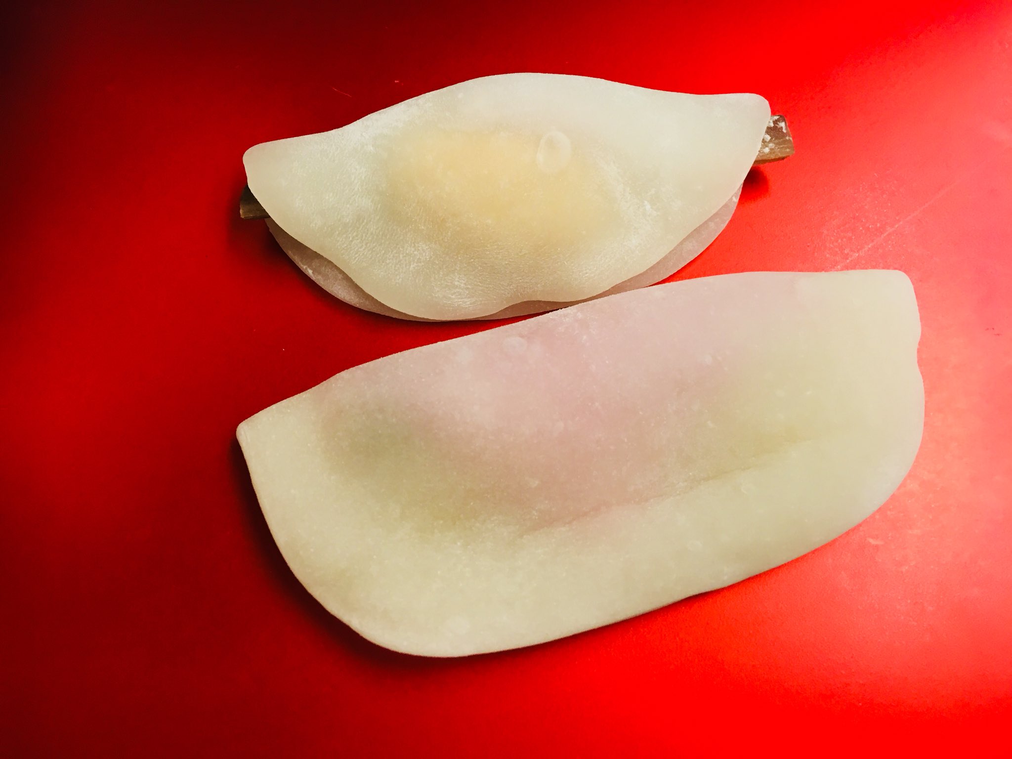 畑 主税 髙島屋 和菓子バイヤー公式 京都からの帰りの新幹線の中で 昨日買ってもらった虎屋さんの花びら餅と 川端道喜さんの菱葩餅 手前 を味わう 虎屋さんは 関西と関東で 花びら餅の餅生地が違いますので 機会がありましたら ぜひ両方お 畑 主税 髙島屋 和菓子バイヤー公式 京都からの帰りの新幹線の中で 昨日買ってもらった虎屋さんの花びら餅と 川端道喜さんの菱葩餅 手前 を味わう 虎屋さんは 関西と関東で 花びら餅の餅生地が違いますので 機会がありましたら ぜひ両方お