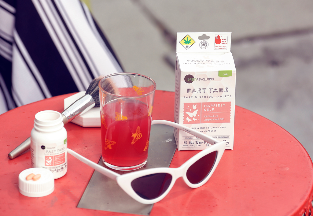 ExpGreenRev's tweet photo. Is 2020 the year of your #HappiestSelf ? 💚
Pack a bottle of #FastTabs in your purse this NYE for an #elevated celebration 🎆
#cannabis #budtenderapprovved #cbd #cbdlife #cbdtablets #cbdedibles #nye #nyecelebration
#cbdwellness https://t.co/i4v309M6I7