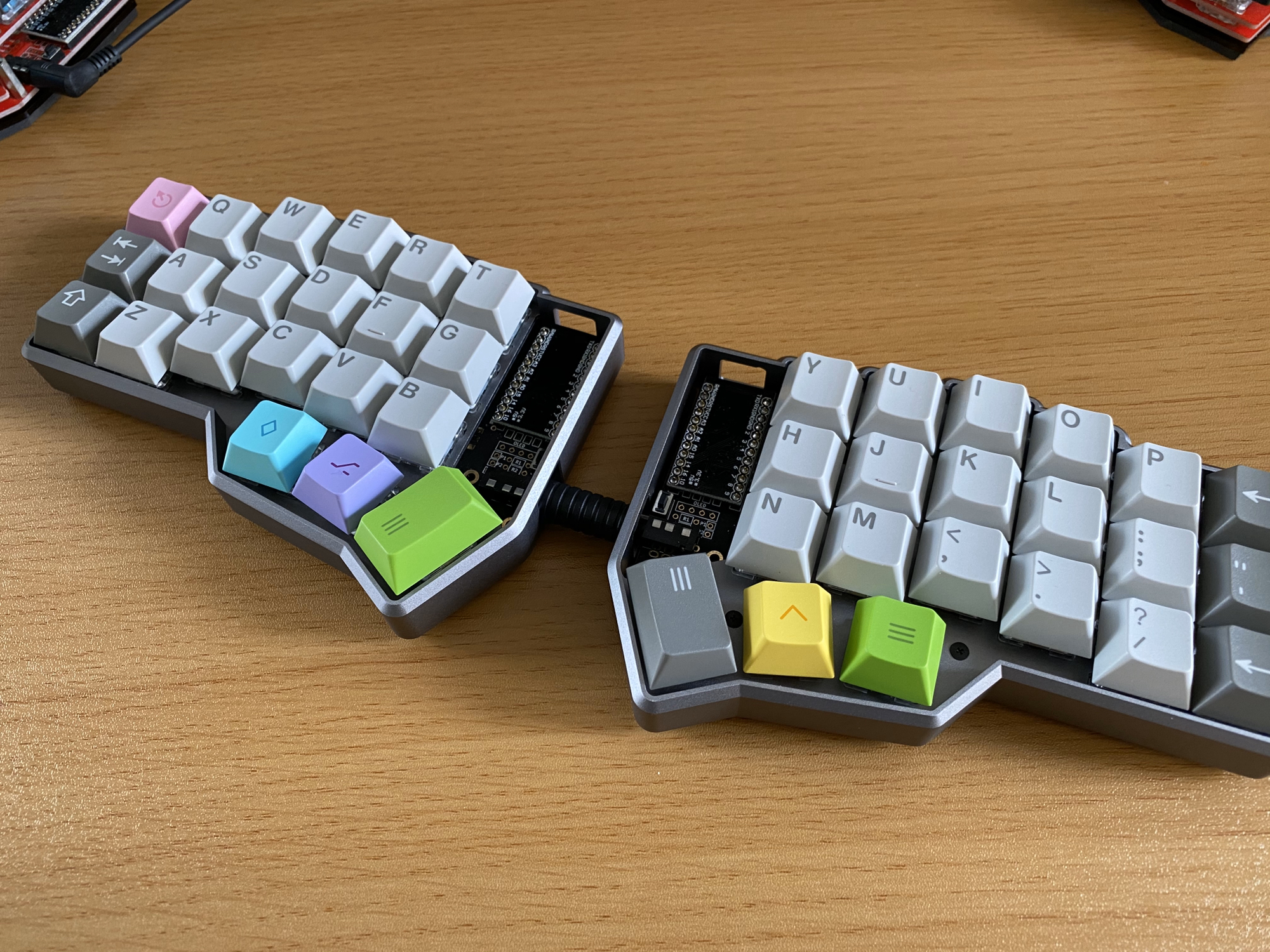 自作キーボード　corne 　蛍光イエロー　（ケース込み） 🐺 IMK Corne 🥐 (@imk_keyboards) / X