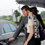 Ce mec qui ouvre la porte de la voiture pour toi (Roméo):- ouf- heureusement qu'il est là- comment tu aurais fait pour rentrer dans la voiture sinon - rends mes clefs de bagnole Roméo putain