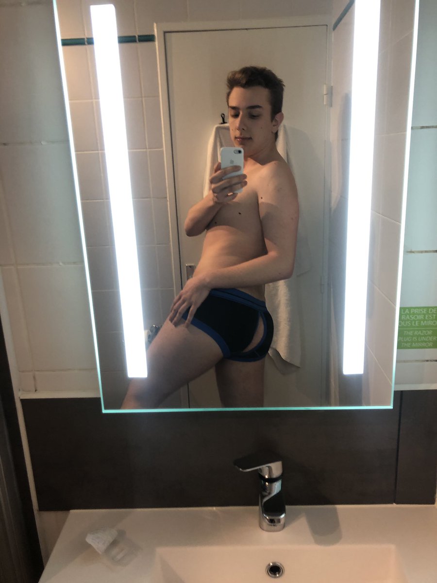 atchalepede2's tweet photo. Coucou !
À 1000RT sur ce tweet je vous montre ma carte d identité 😏
RT en masse ! https://t.co/mZX7faXeKT