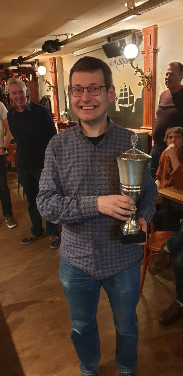 Simon Kronemeijer, oud-O&amp;O, nu schaakt hij bij #PaulKeres, heeft het Jaap Spaargaren Toernooi #JSTKAMPEN gewonnen! In de <a href="/Majesteit/">Grandcafe Majesteit</a> #Kampen wist hij in de laatste ronde tegen Diederik Visser, ook oud-O&amp;O, het beslissende punt binnen te halen! #schaken  bit.ly/2ZBAyoW